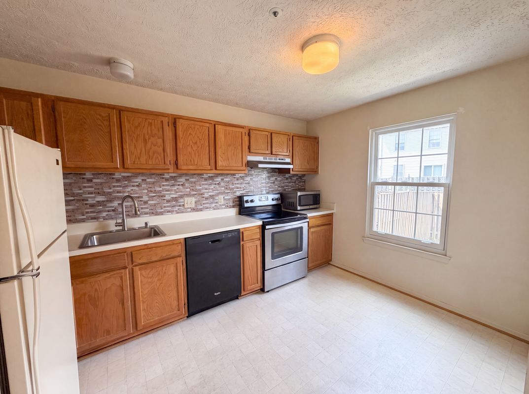 Property photo 2 of 2726 Crestwick Pl