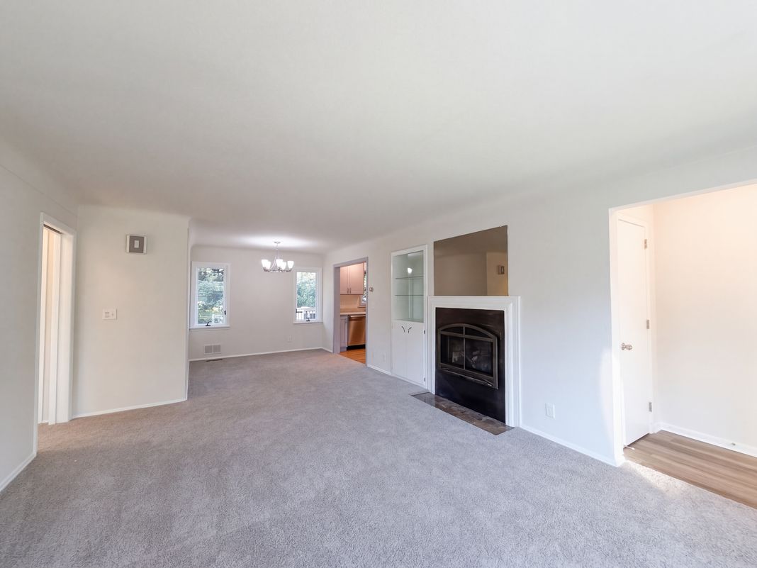 Property photo 3 of 1181 Laurie Rd W