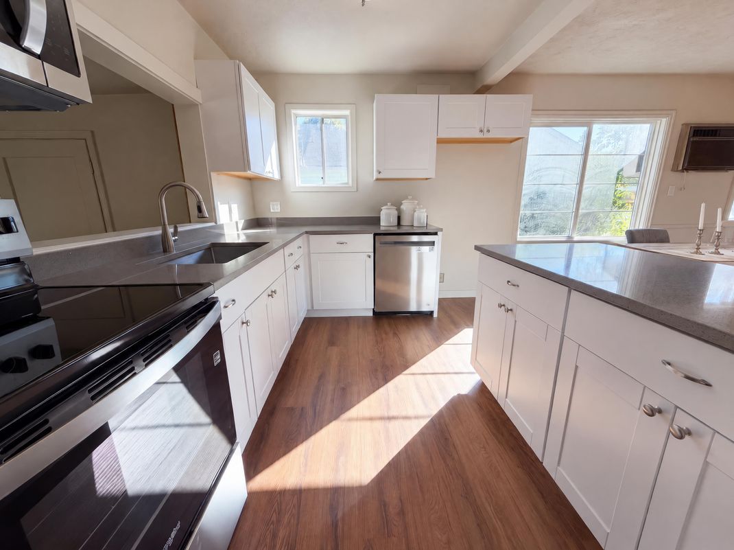 Property photo 2 of 563 Manbrin Dr N