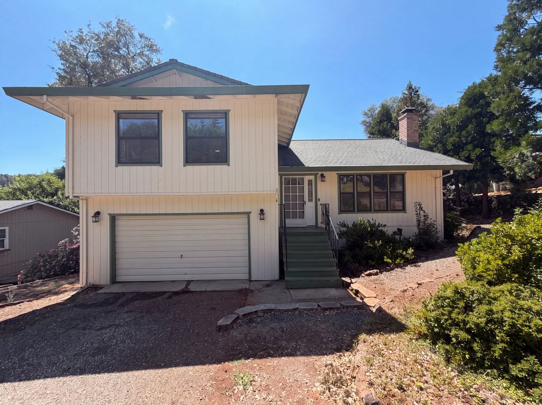 Property photo 1 of 23944 Oakmont Way