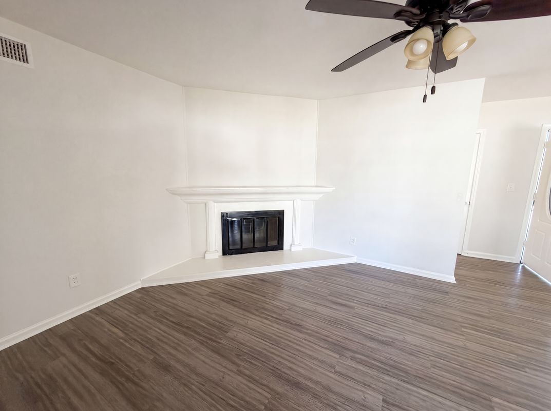 Property photo 3 of 322 E Mariposa Dr