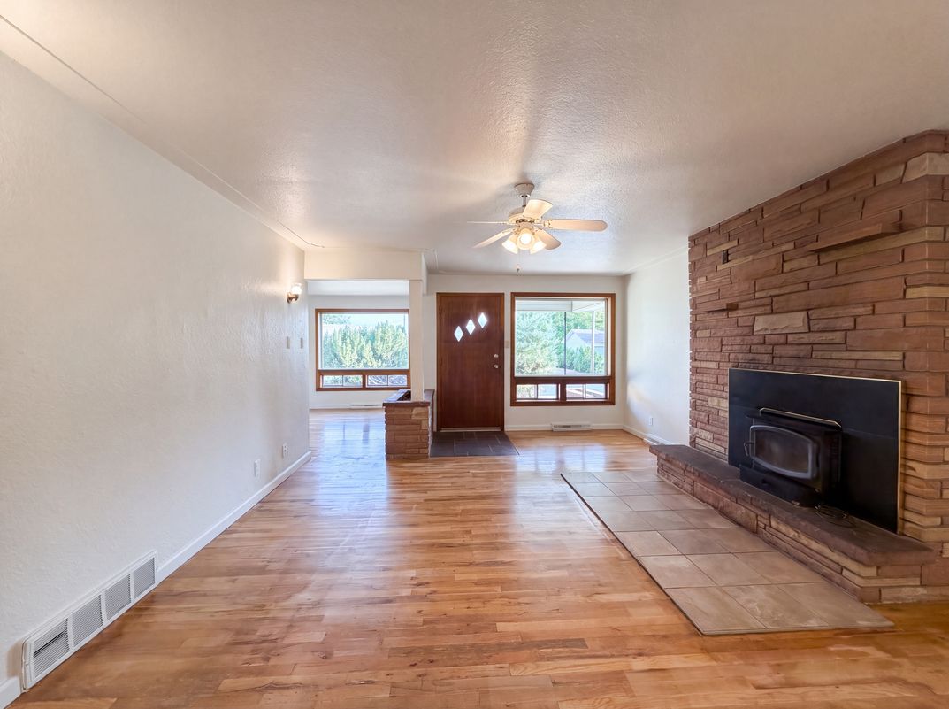 Property photo 3 of 1535 W 15th St