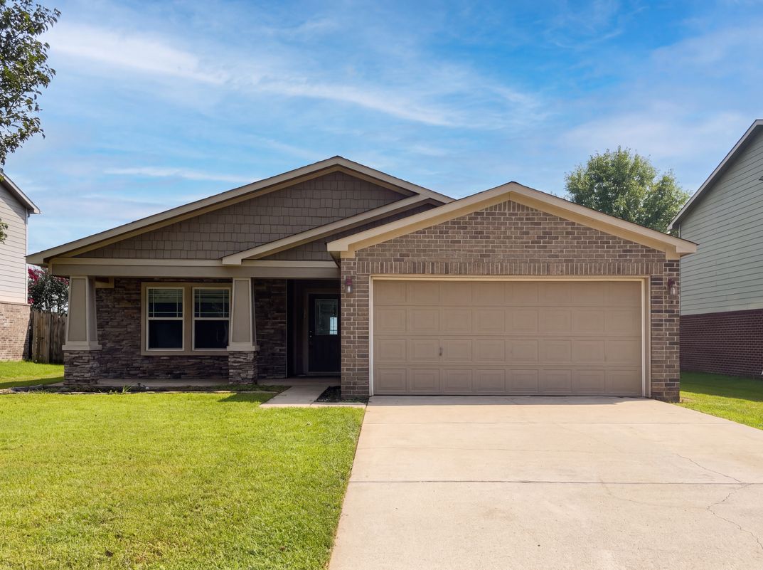 Property photo 1 of 172 Bermuda Lakes Dr