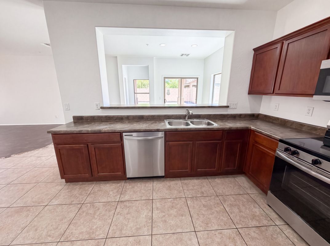 Photo 10 of 27 of 934 E Overlin Dr, Avondale, AZ