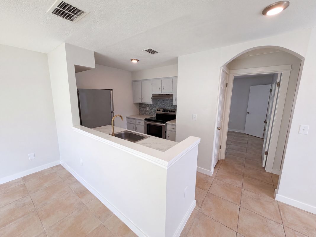 Property photo 2 of 411 Dorchester Sq