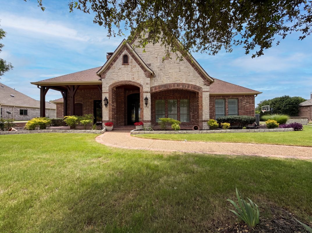 Property photo 1 of 1930 Fair Oaks Ln