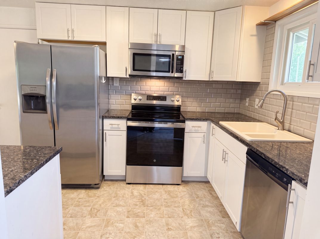 Property photo 2 of 220 NE Cambridge Cir