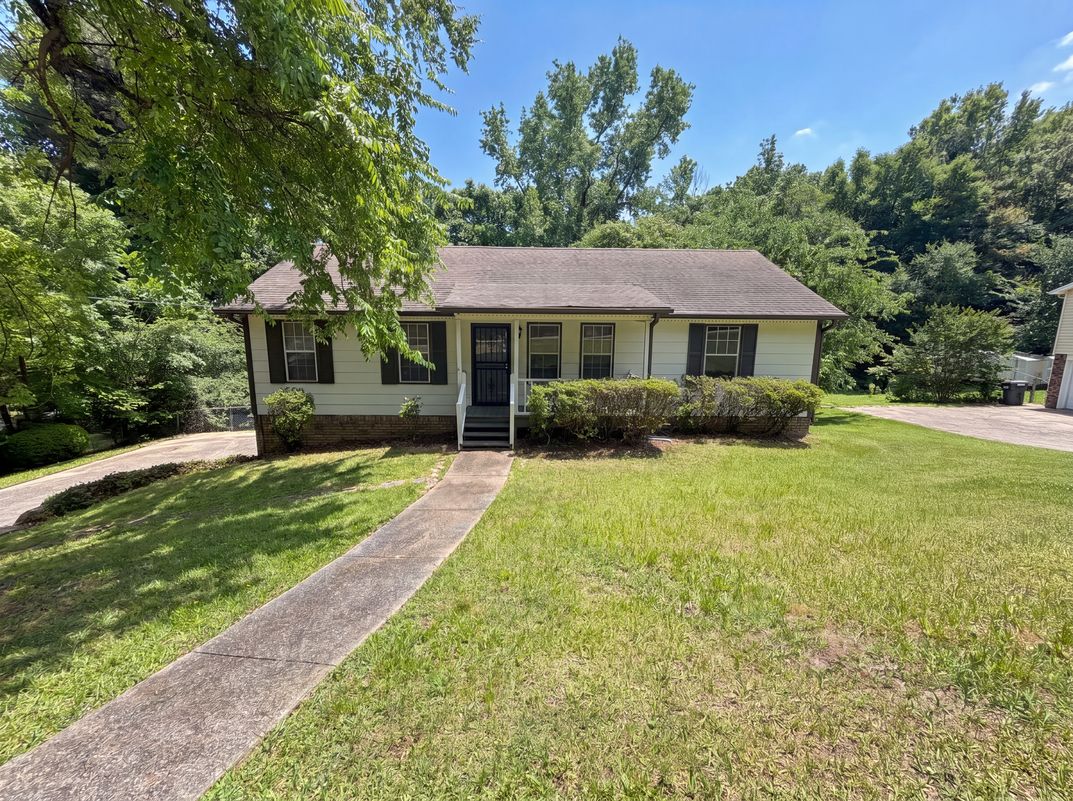 Property photo 1 of 2813 Wood Dr NE