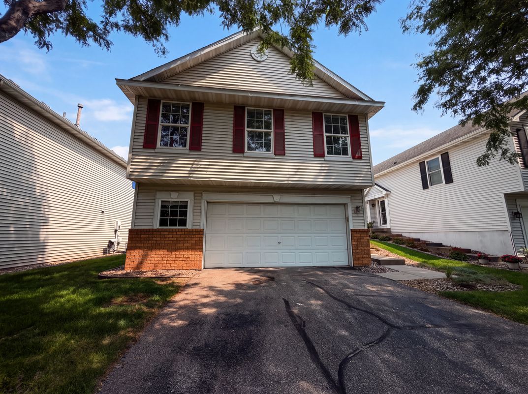 Property photo 1 of 7476 Hampton Ln