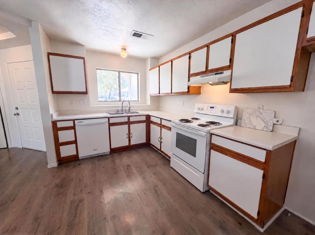 Property photo 2 of 1610 Perma Dr NE