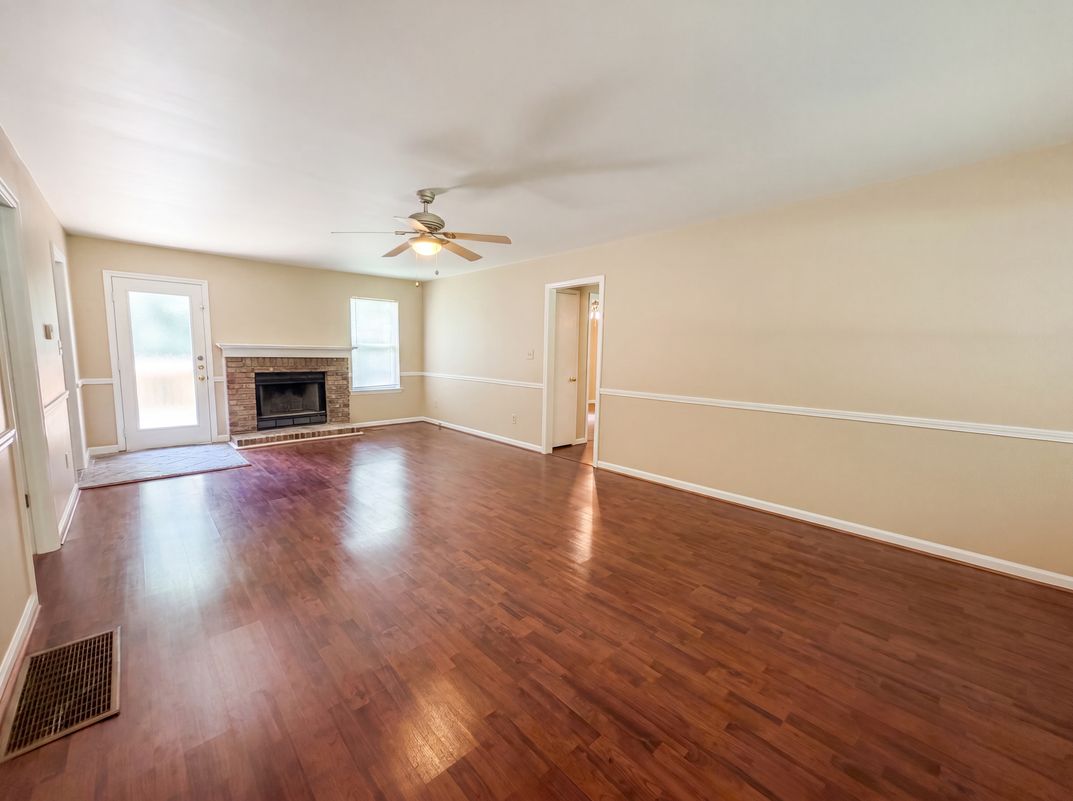 Property photo 3 of 2813 Wood Dr NE