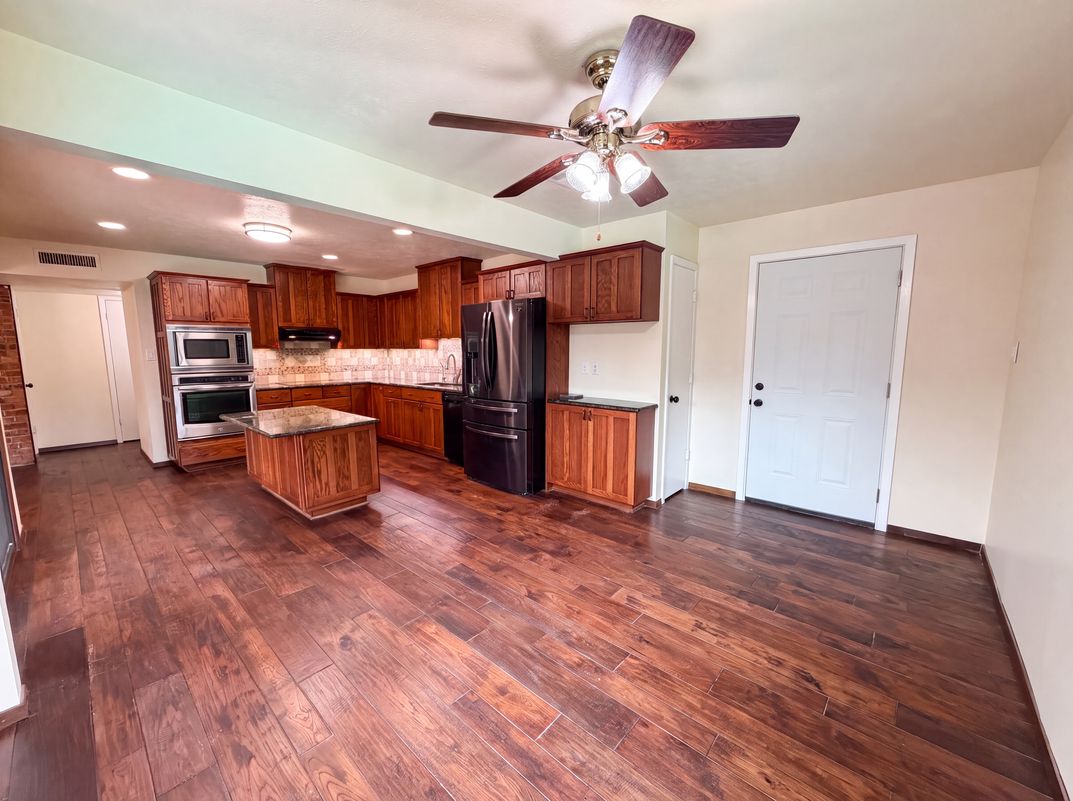 Property photo 2 of 530 Shadowcrest Ln