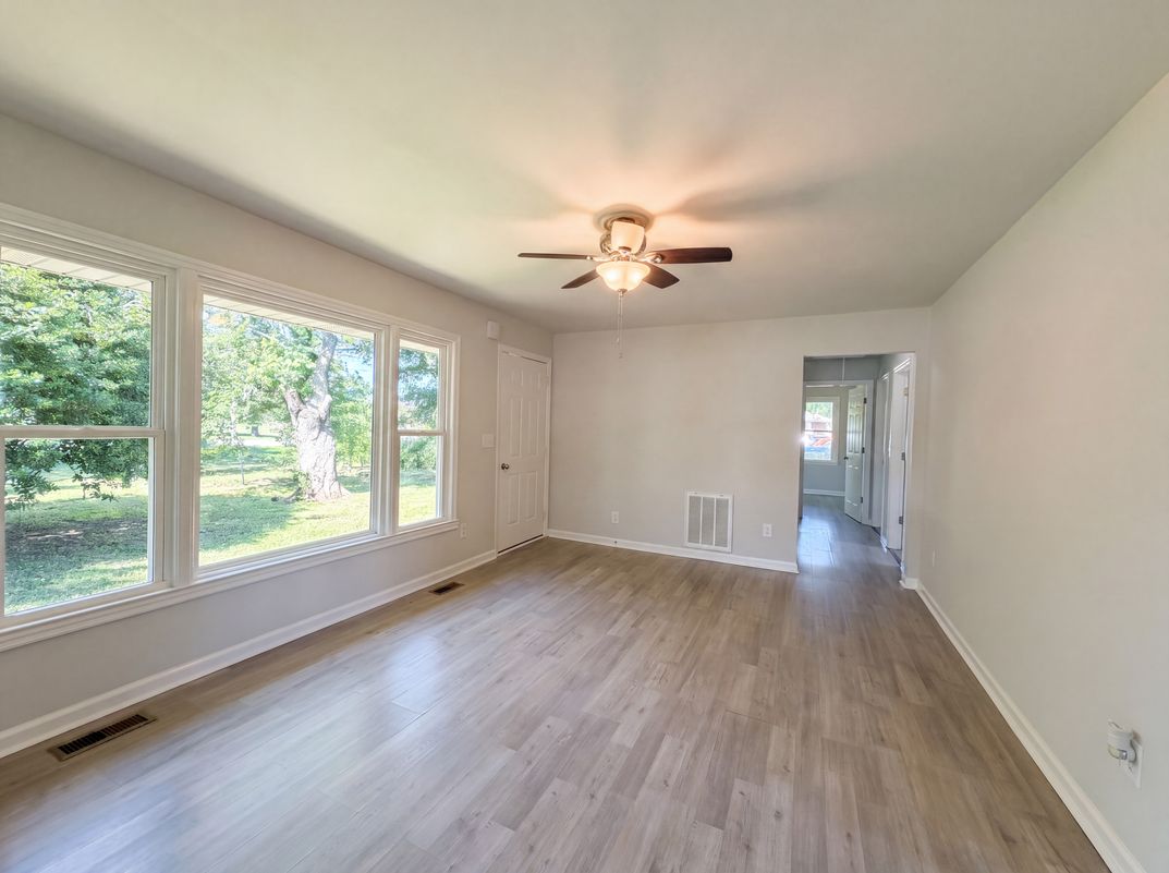Property photo 3 of 1036 E Commerce St