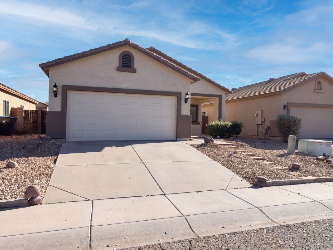 Property photo 1 of 719 W Lydia Ln