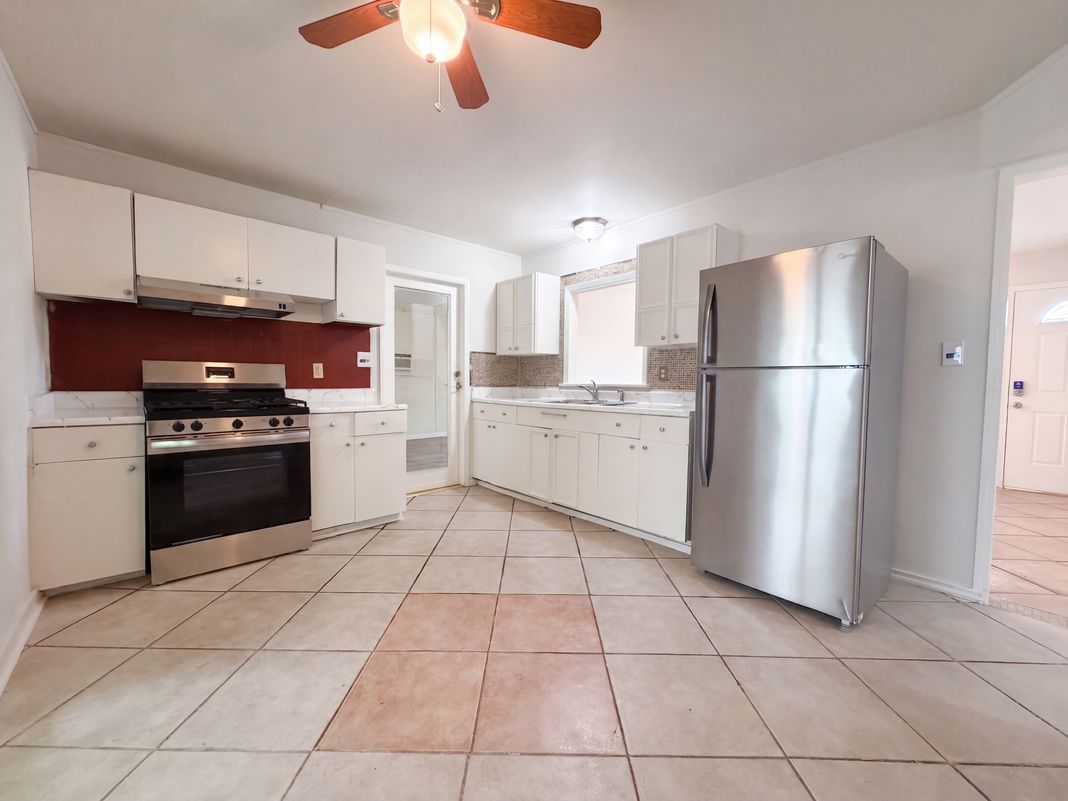 Property photo 2 of 3650 Versailles Dr