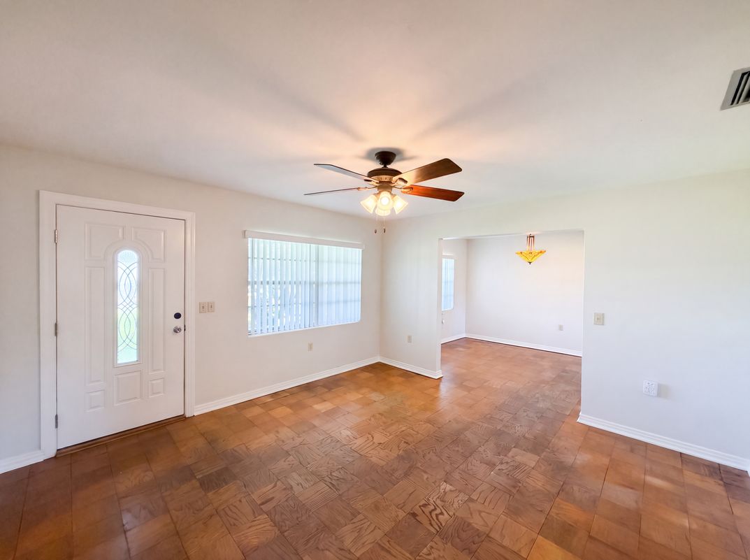 Property photo 3 of 1305 W Spencer St