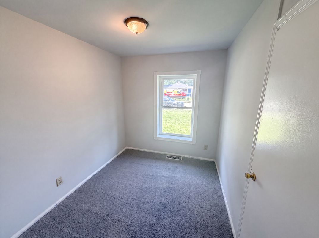 Photo 4 of 18 of 3125 Midvale Dr, Indianapolis, IN