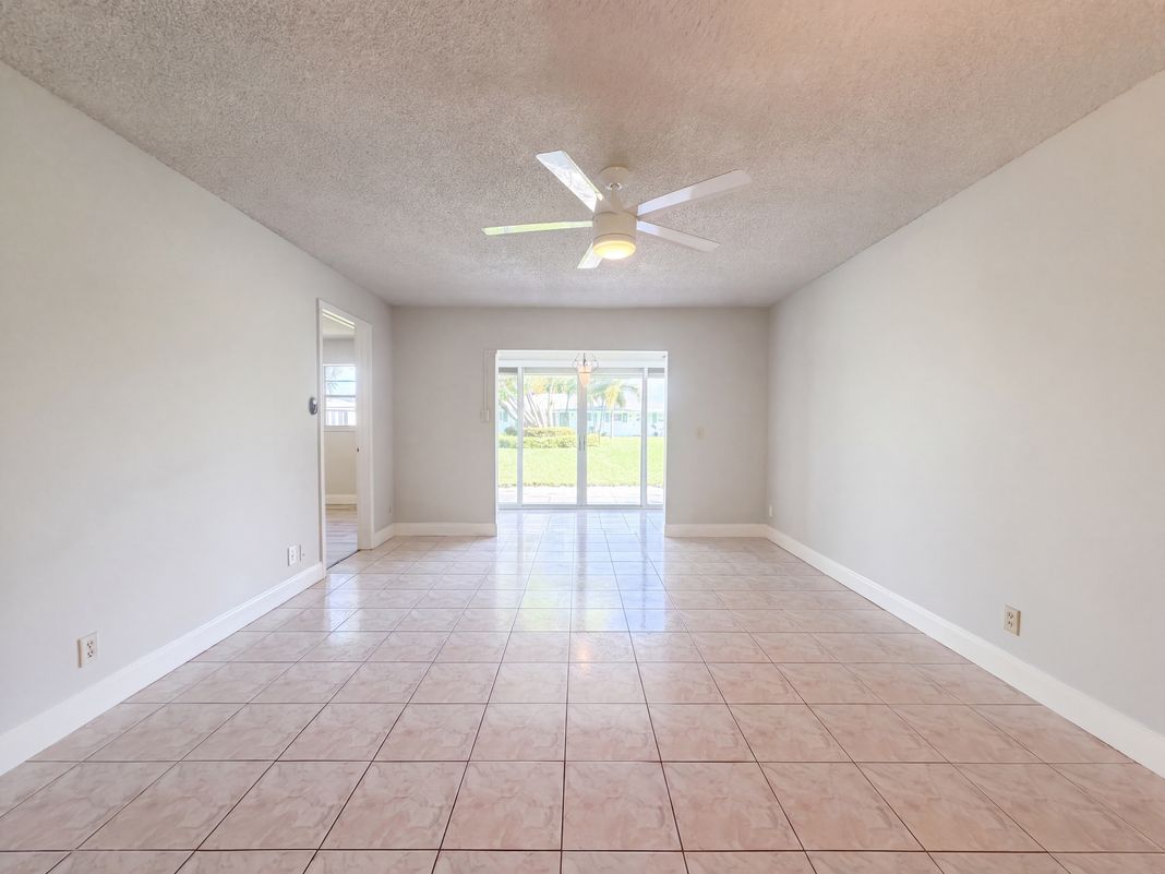 Property photo 3 of 400 SW Golfview Ter Apt 112