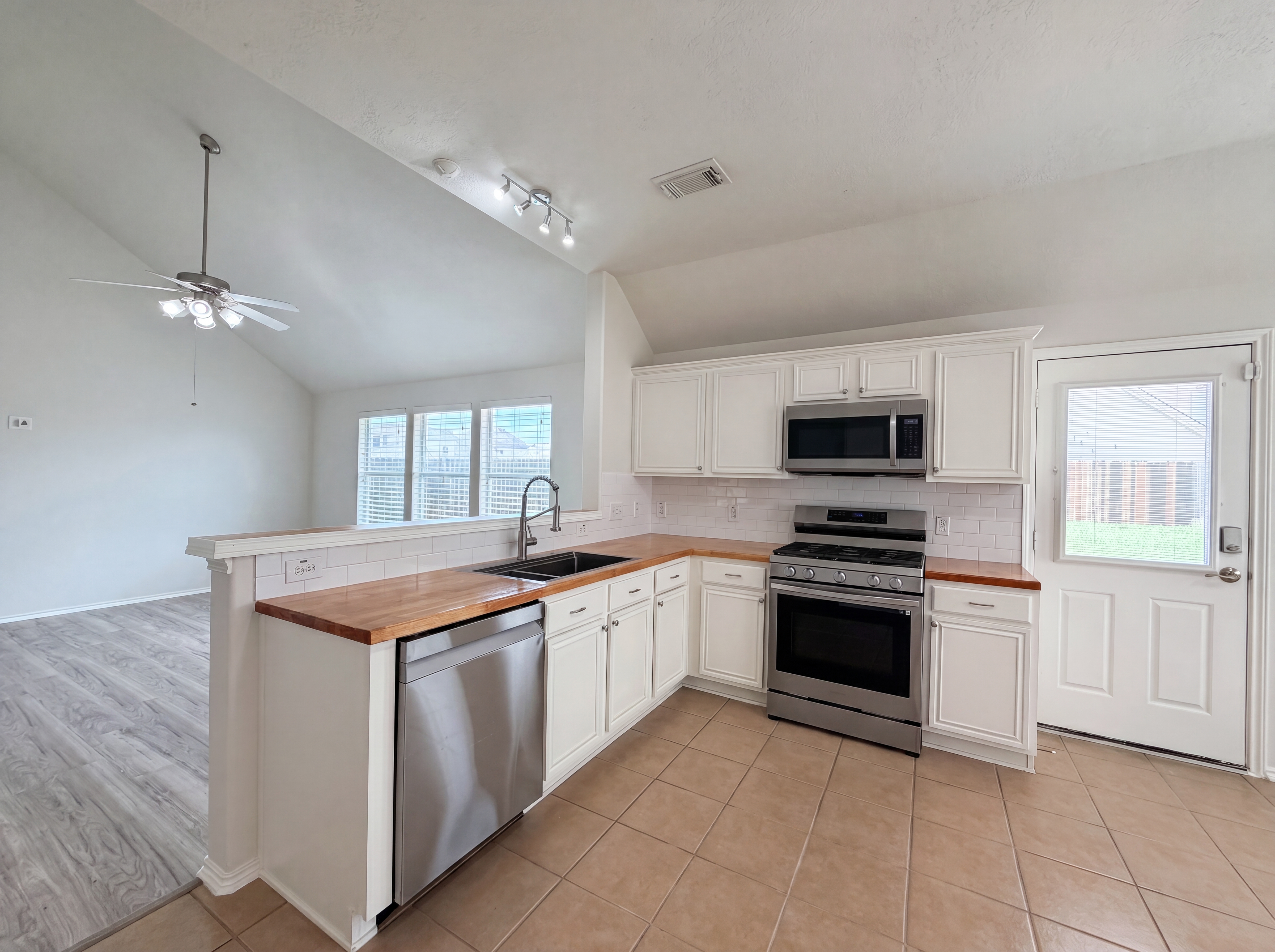 Photo 11 of 22 of 20615 Sandy Bay Ln, Katy, TX