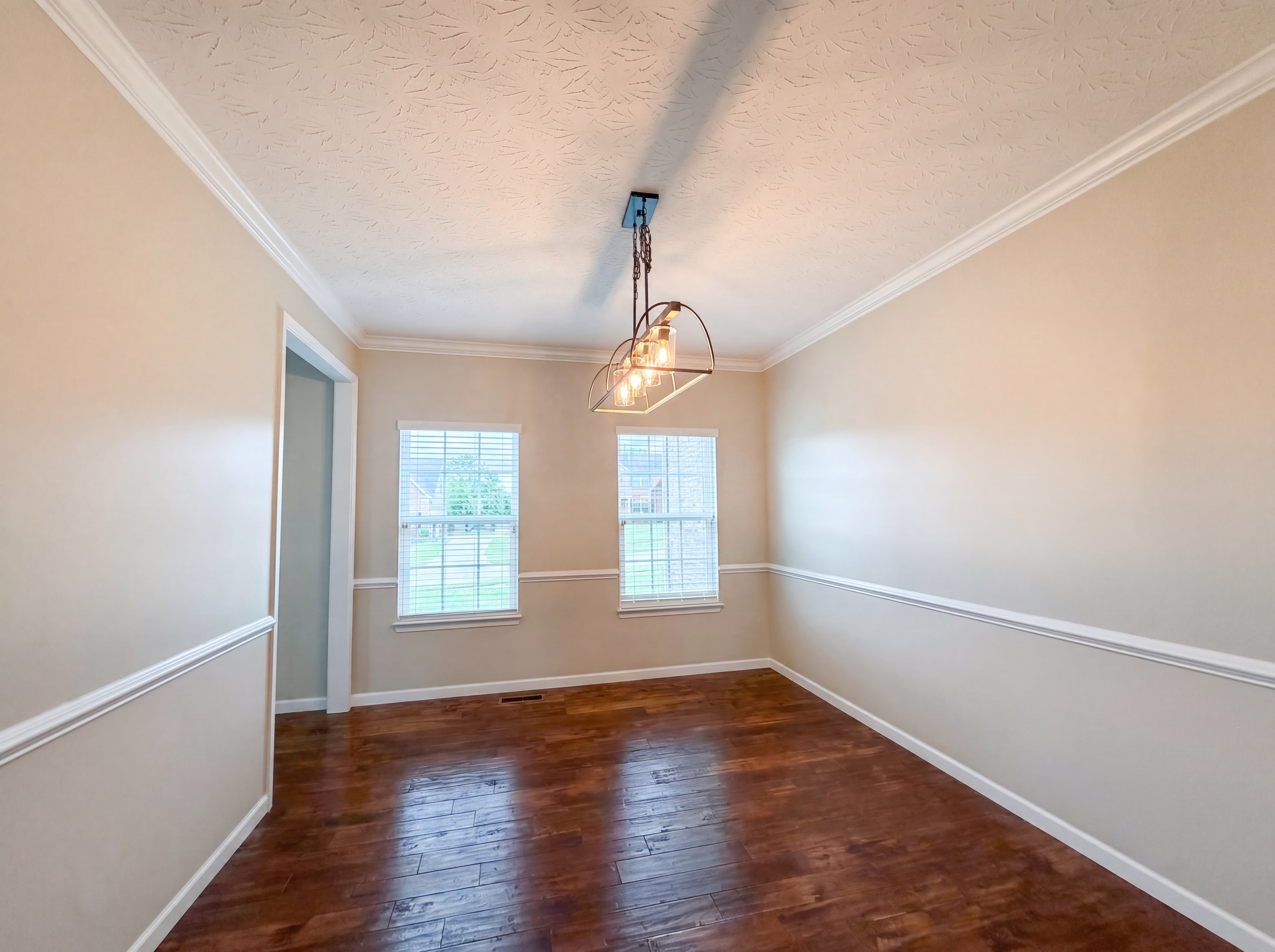 Photo 9 of 37 of 7533 Cherokee Ln, Liberty Township, OH