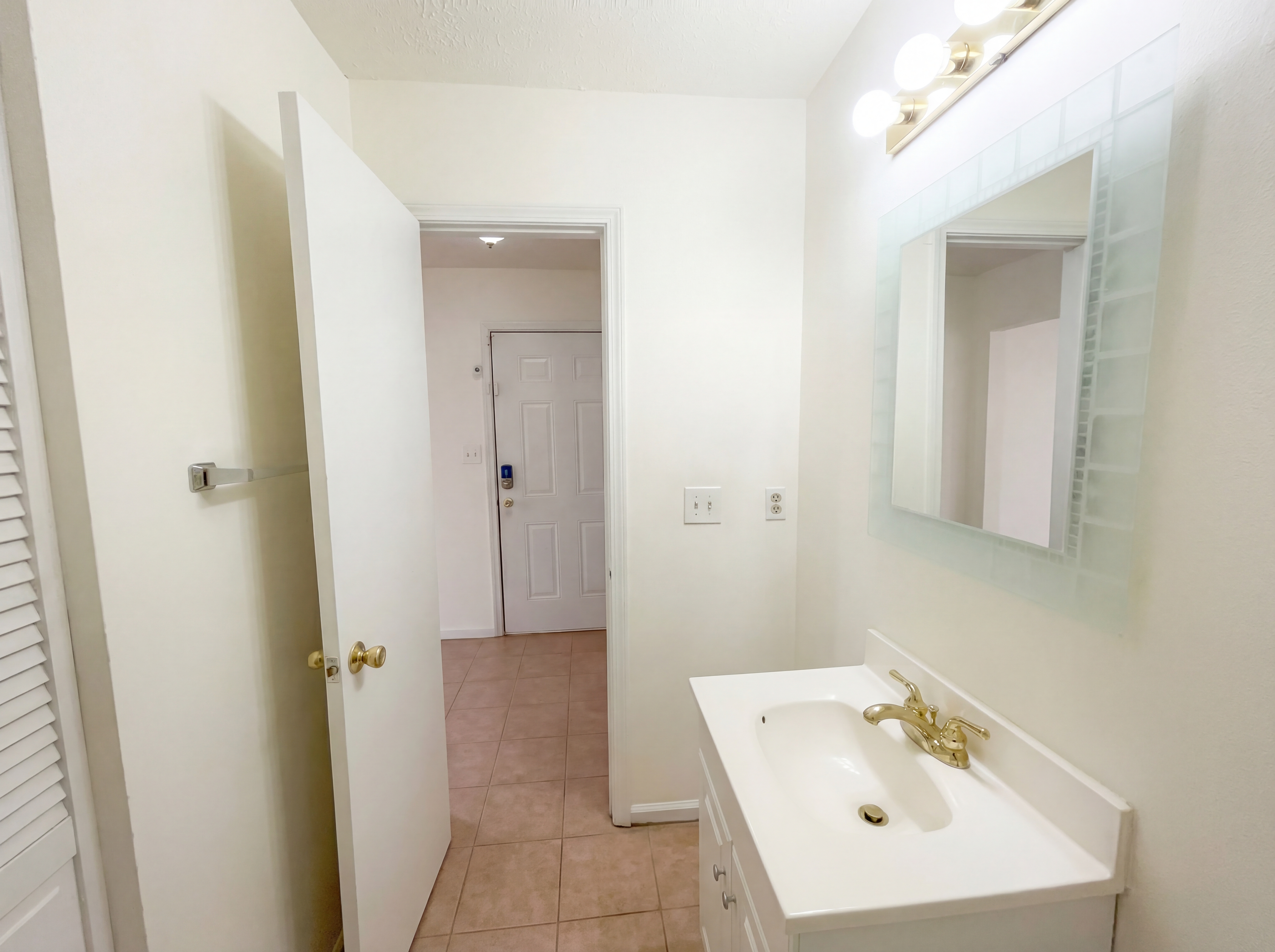 Photo 11 of 31 of 5328 Ridge Forest Dr, Stone Mountain, GA