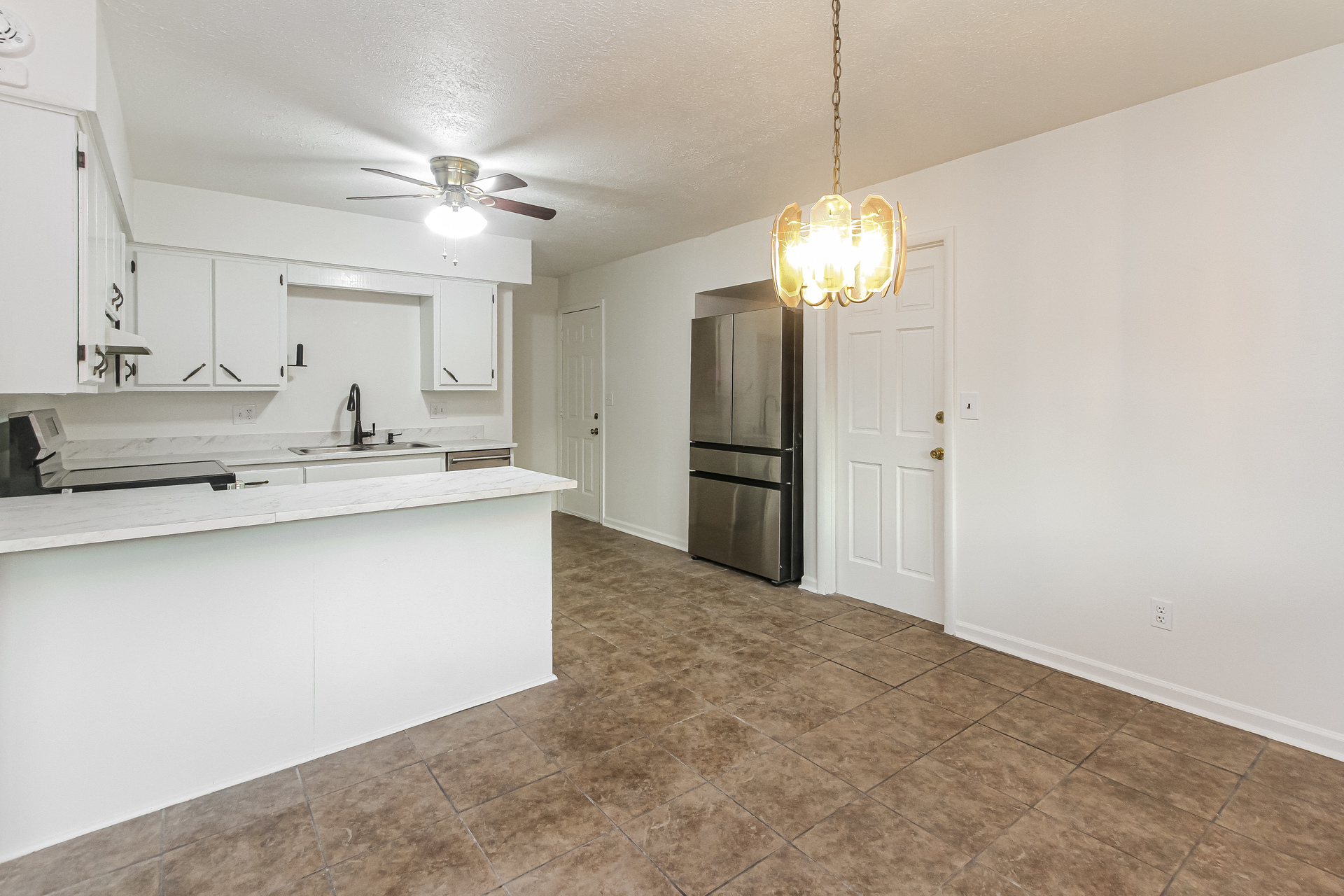 Photo 2 of 22 of 507 Armentrout Ln, Indianapolis, IN