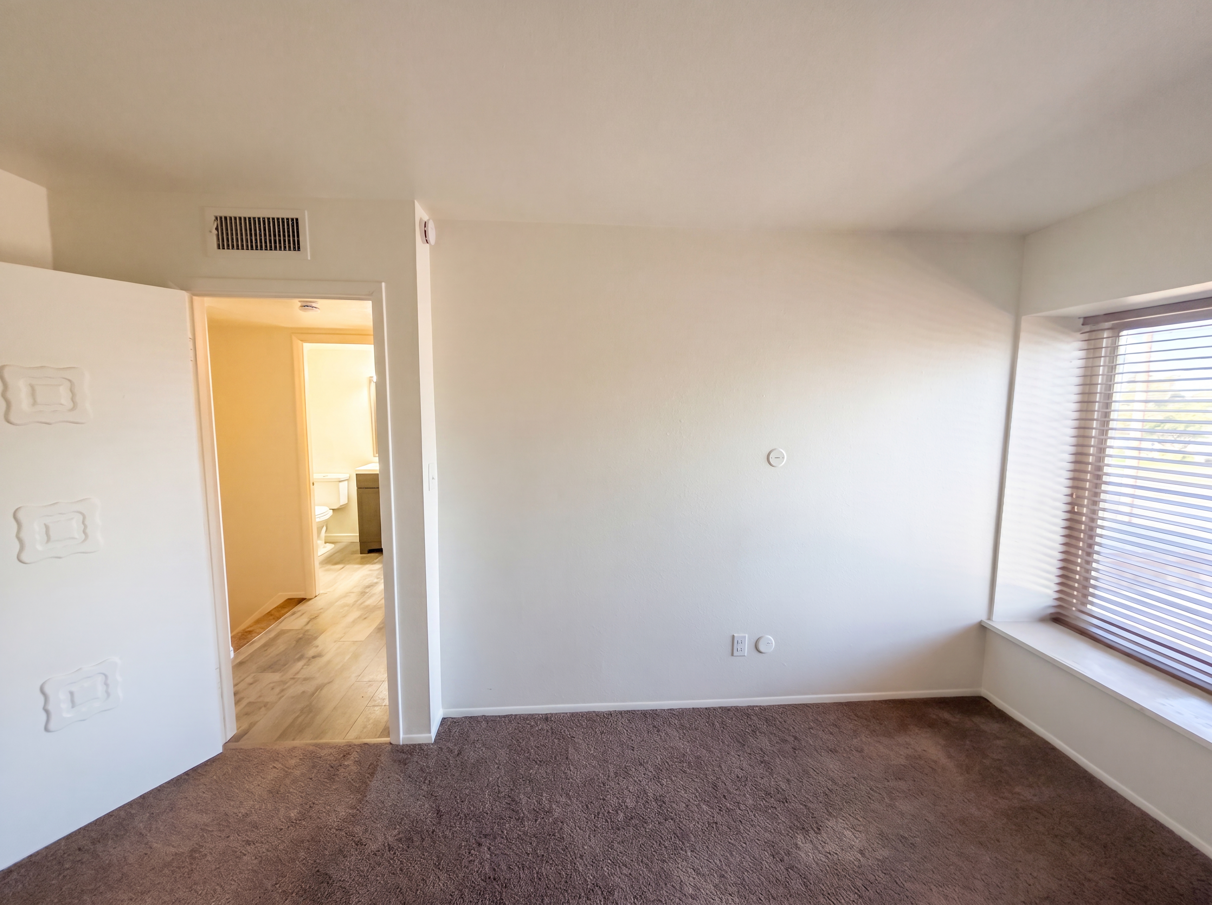 Photo 8 of 17 of 8446 N 34th Dr, Phoenix, AZ