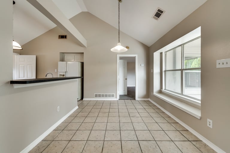 Photo 12 of 30 - 402 Roan Ln, Red Oak, TX 75154