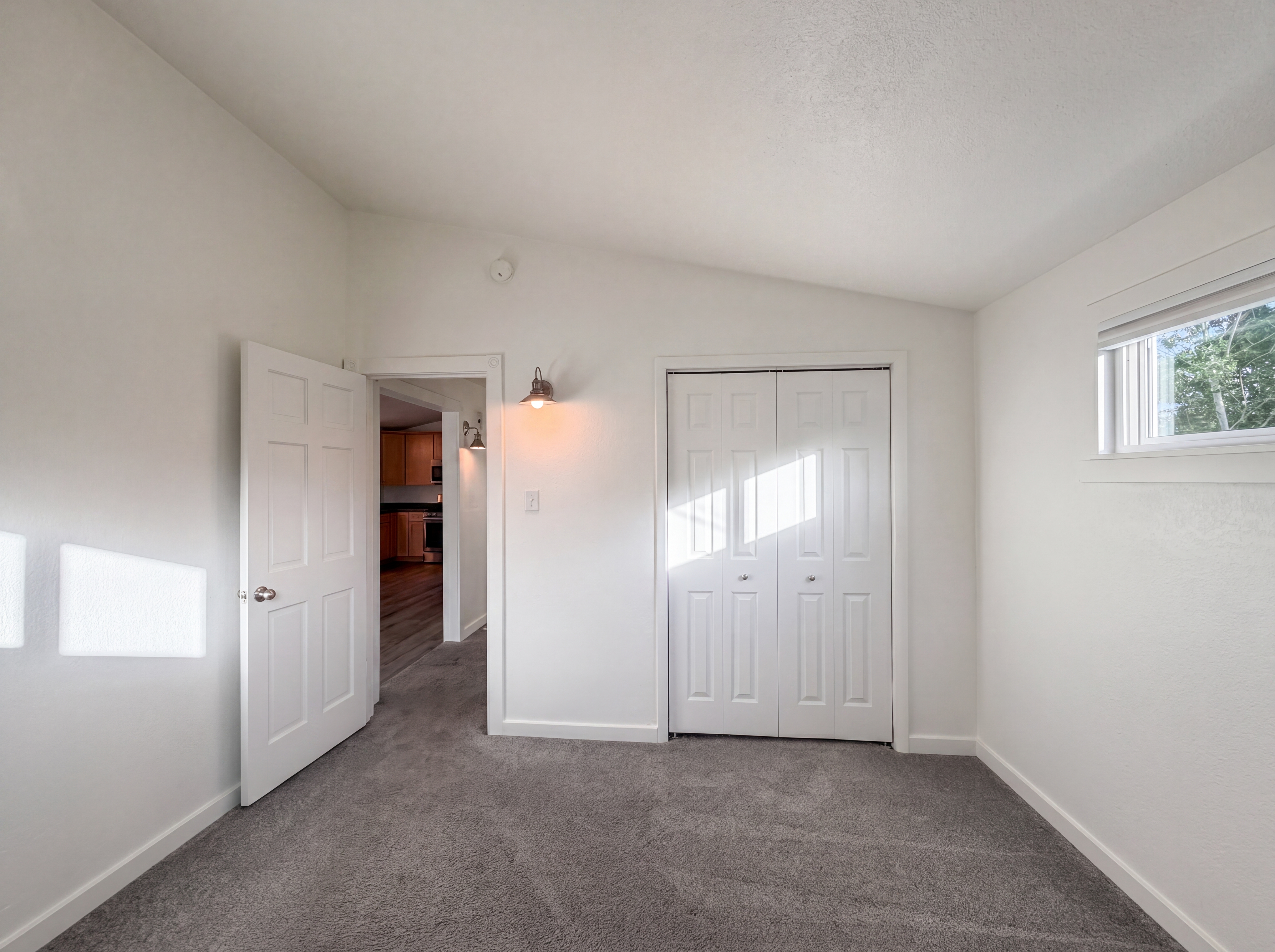 Photo 4 of 16 of 433 Sunnyside Ln, Longmont, CO