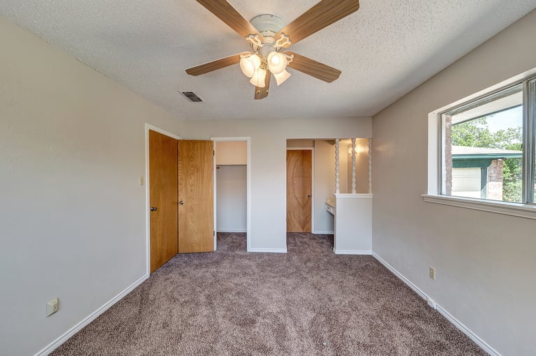 Photo 17 of 29 - 429 Kathy Dr, Desoto, TX 75115