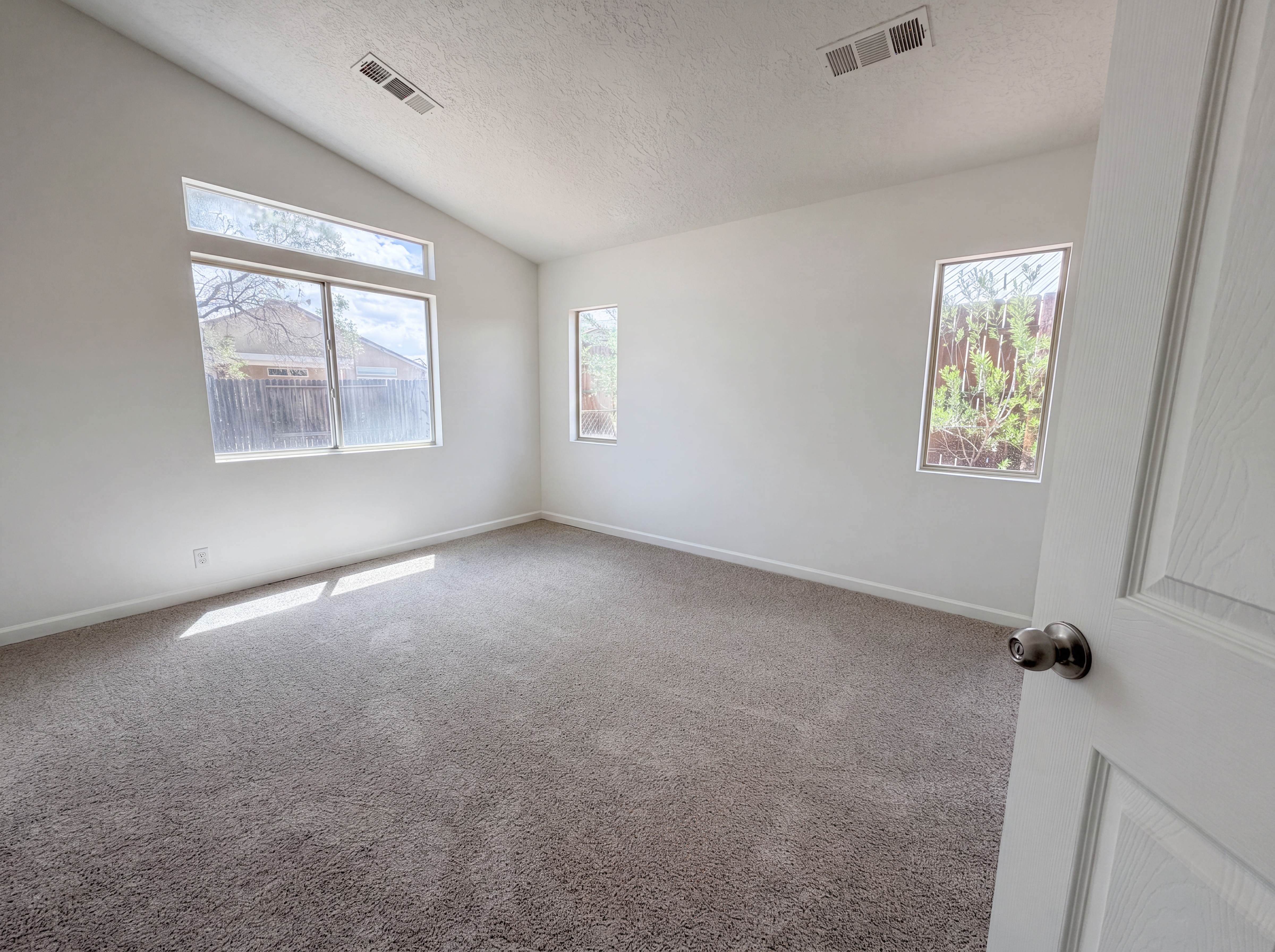 Photo 11 of 17 of 6948 Angela Dr NE, Rio Rancho, NM