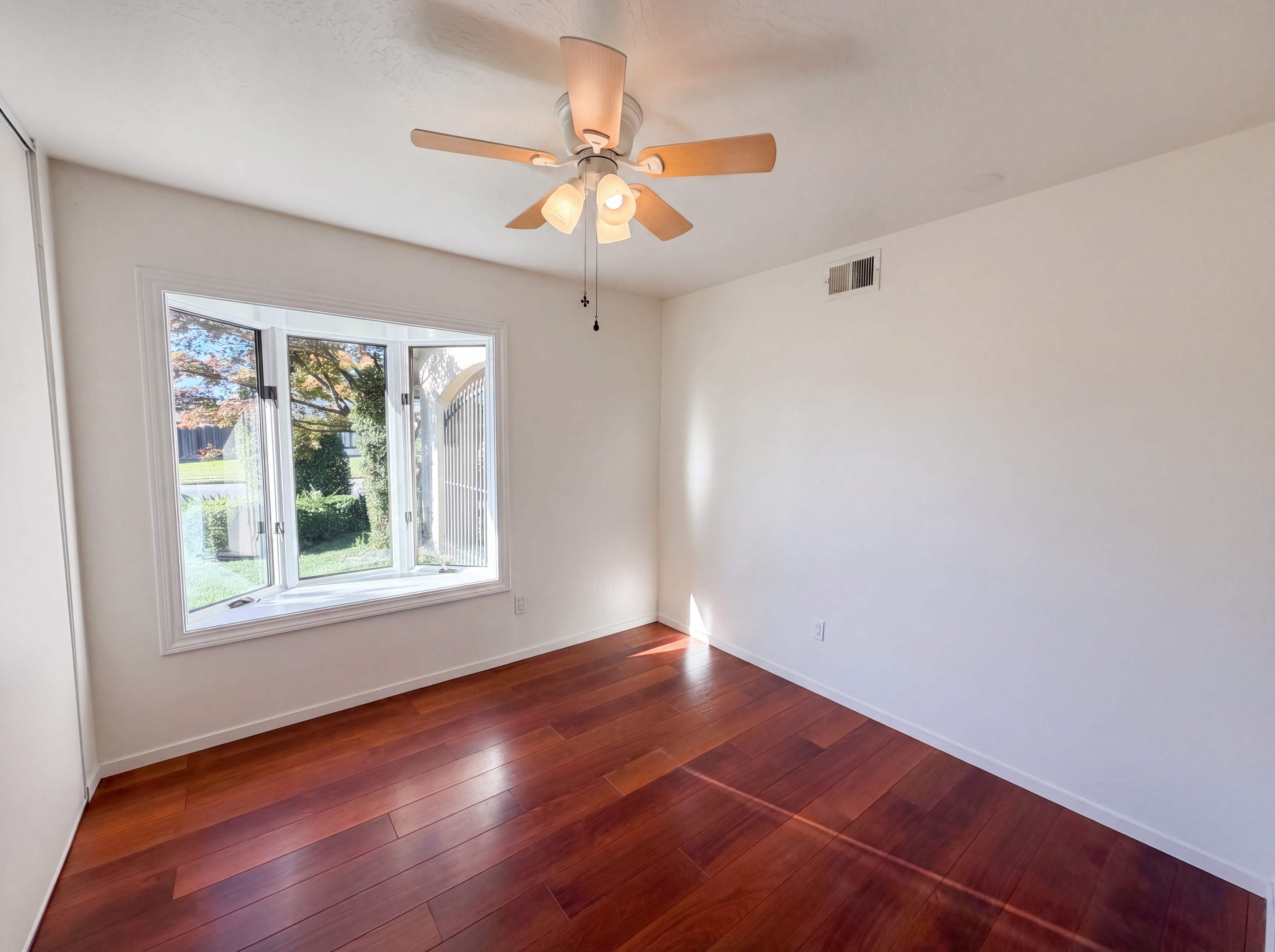 Photo 4 of 24 of 9648 Elmira Cir, Sacramento, CA
