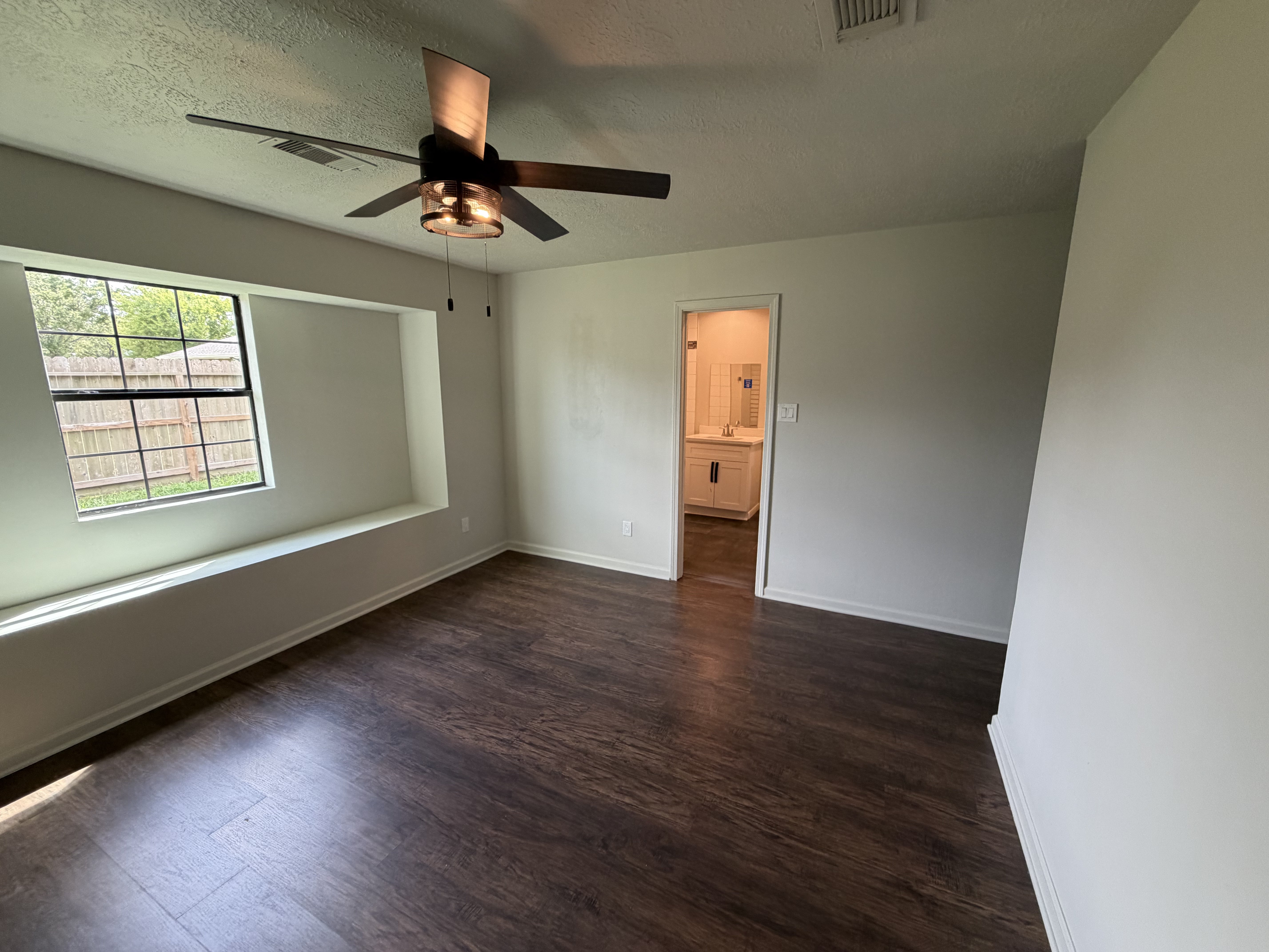 Photo 9 of 18 of 10942 Collingswood Dr, La Porte, TX