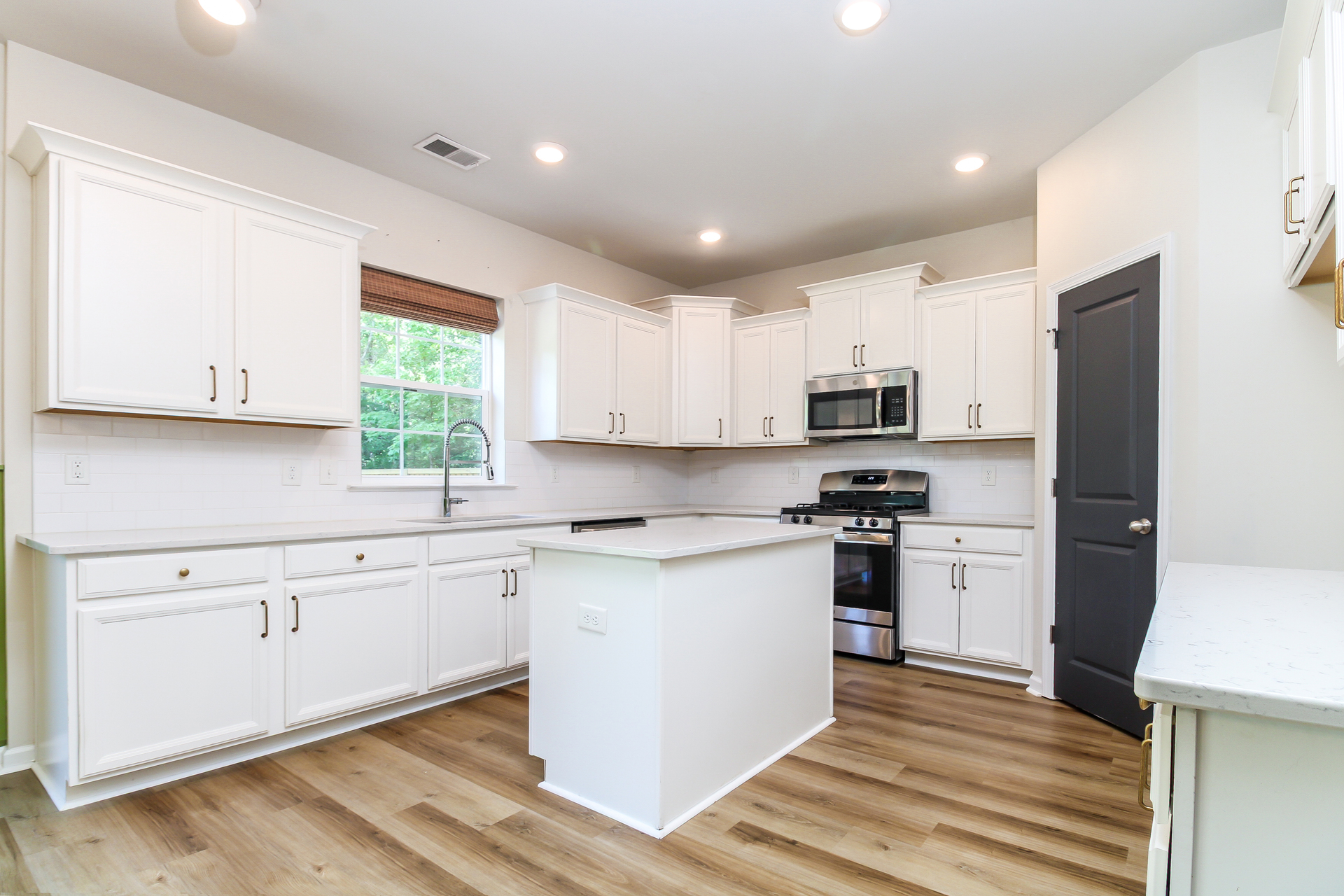 Photo 2 of 22 of 1006 Mossy Rock Dr, Summerville, SC