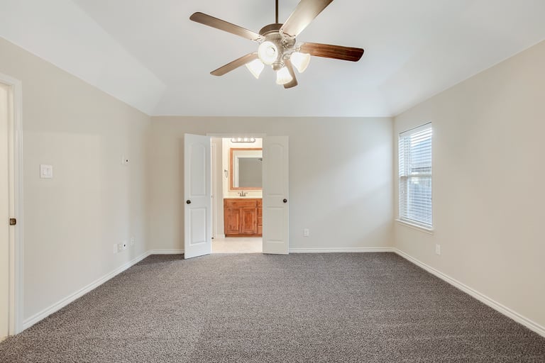 Photo 12 of 25 - 6016 Beachview Ln, Fort Worth, TX 76179