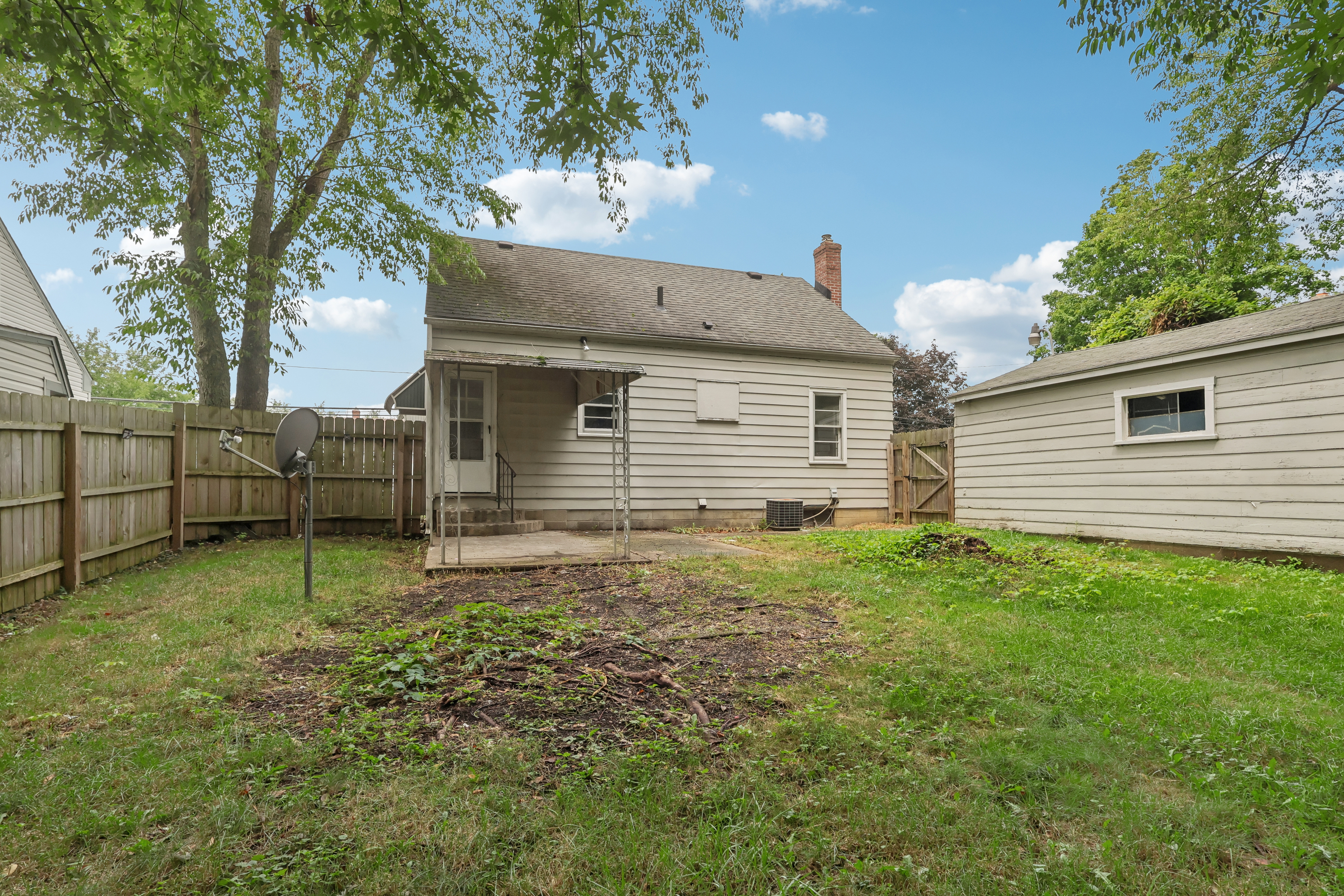 Photo 5 of 28 of 1237 Easton Dr, Akron, OH