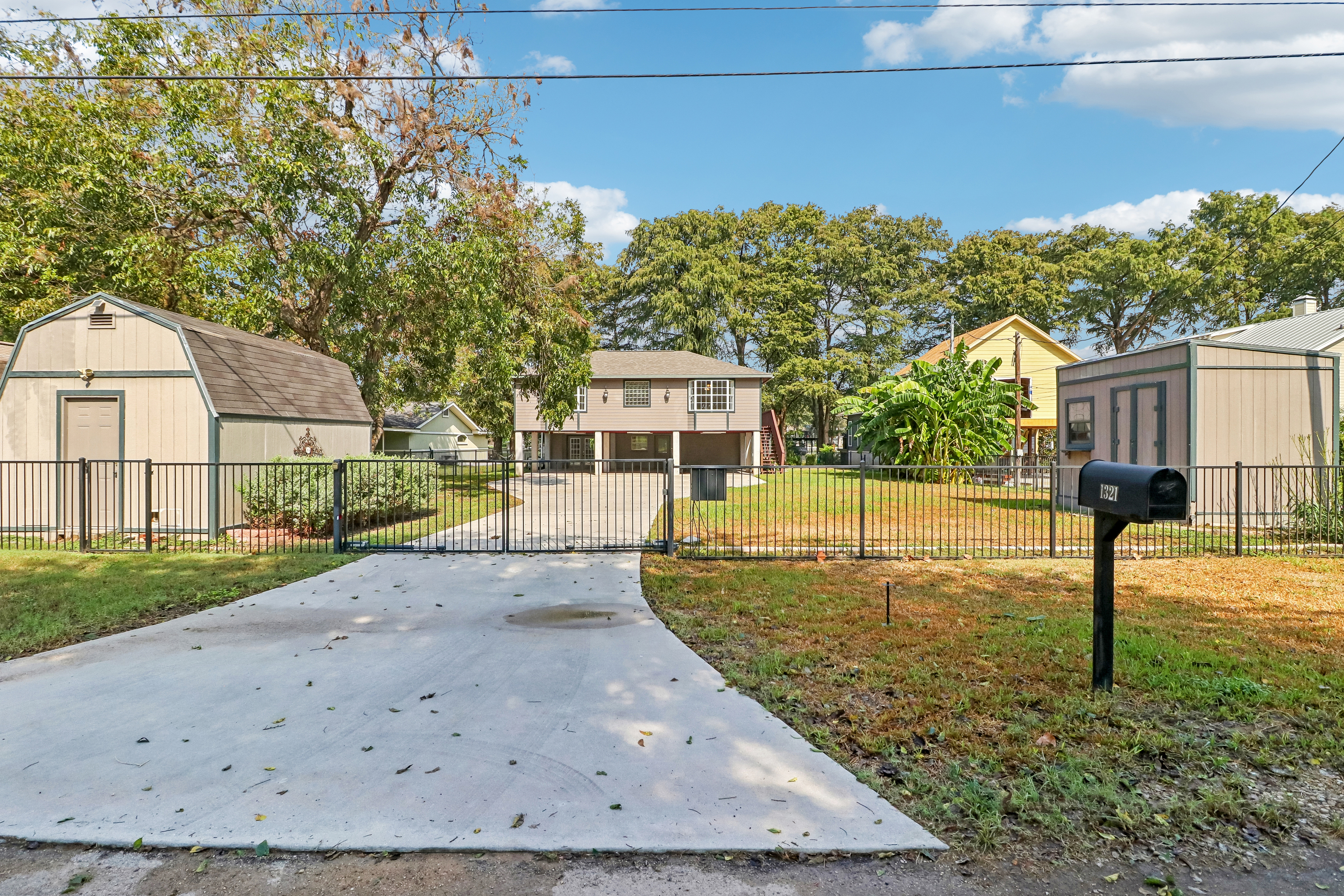 Photo 12 of 47 of 1321 E Zipp Rd, New Braunfels, TX