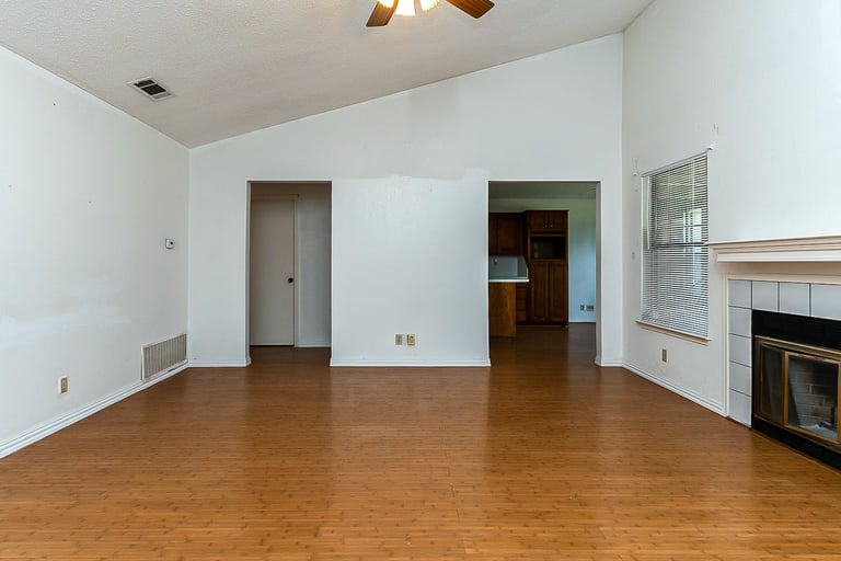 Photo 9 of 20 - 8204 Mark Ln, Watauga, TX 76148