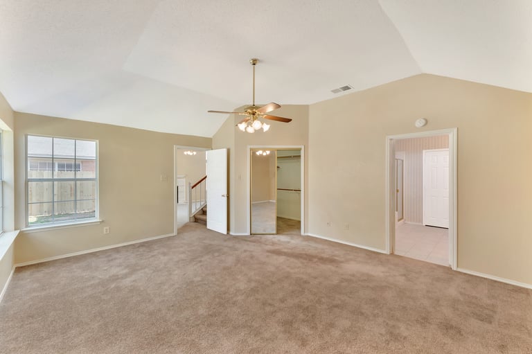 Photo 3 of 18 - 8721 Mystic Trl, Fort Worth, TX 76118