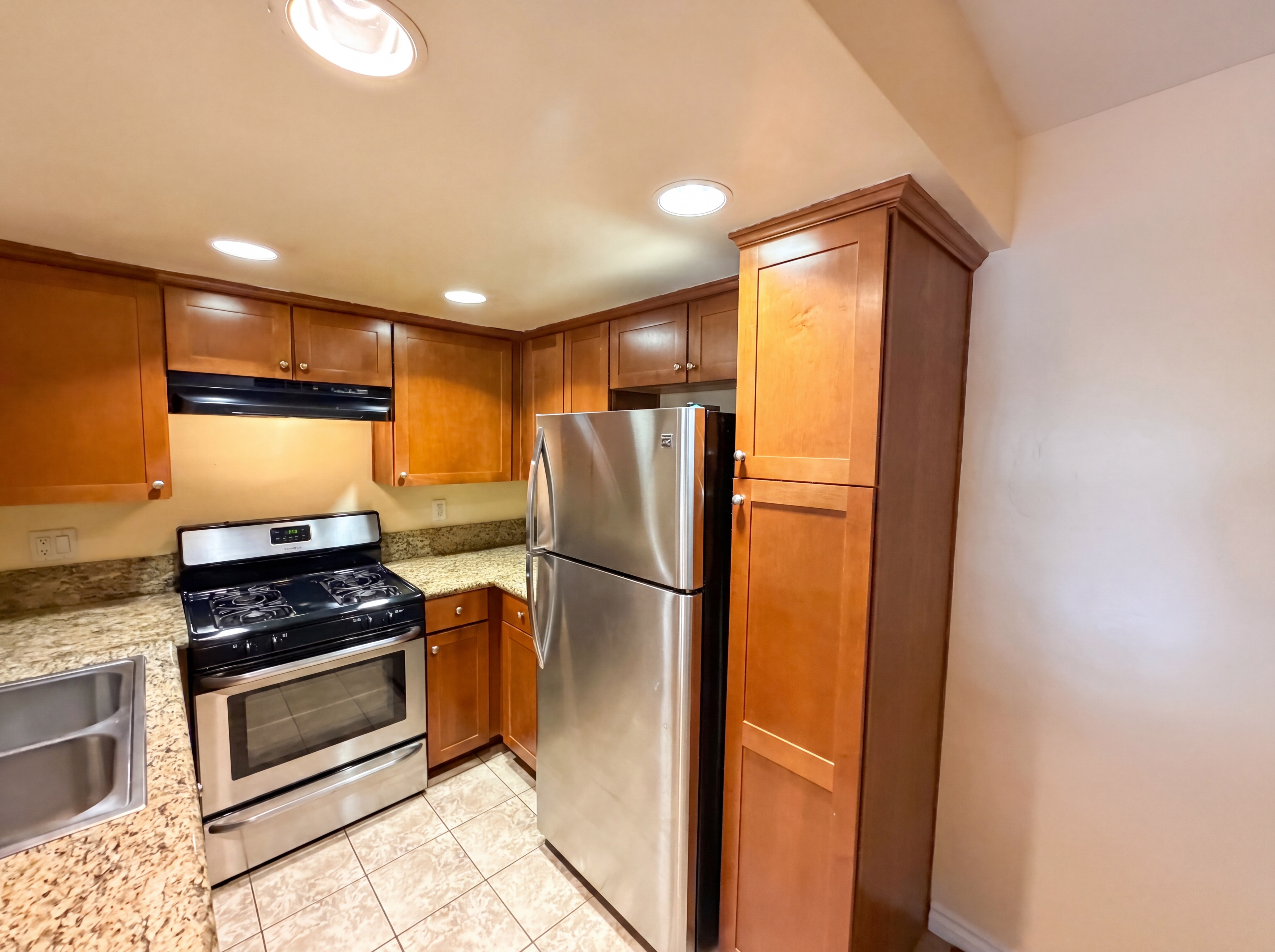 Photo 8 of 31 of 920 S Palmetto Ave, Ontario, CA