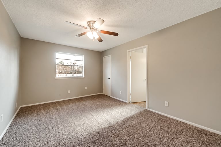 Photo 13 of 23 - 2517 Laredo Ct, Arlington, TX 76015