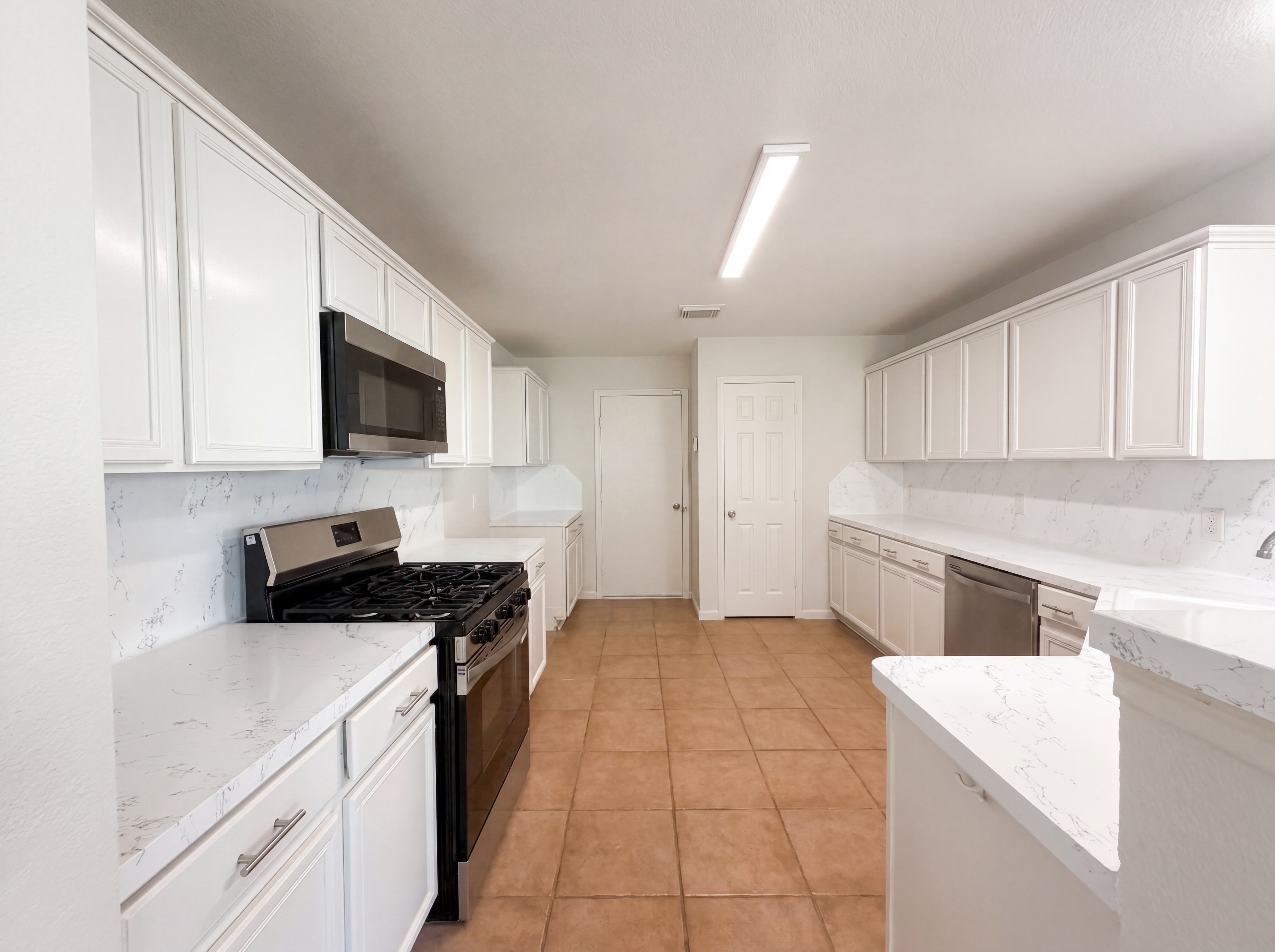 Photo 9 of 23 of 2711 Skyview Trace Ct, Houston, TX