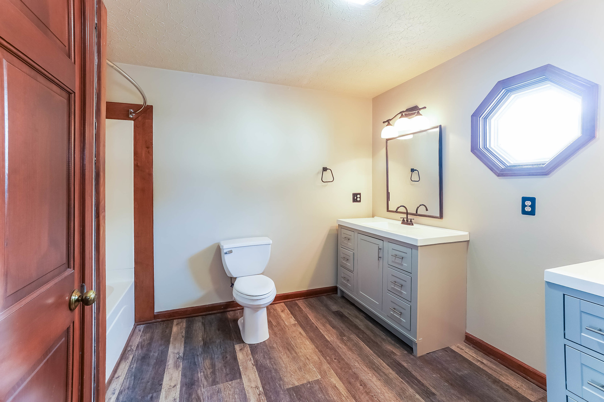 Photo 14 of 20 of 5990 Clarksville Rd, Russellville, KY
