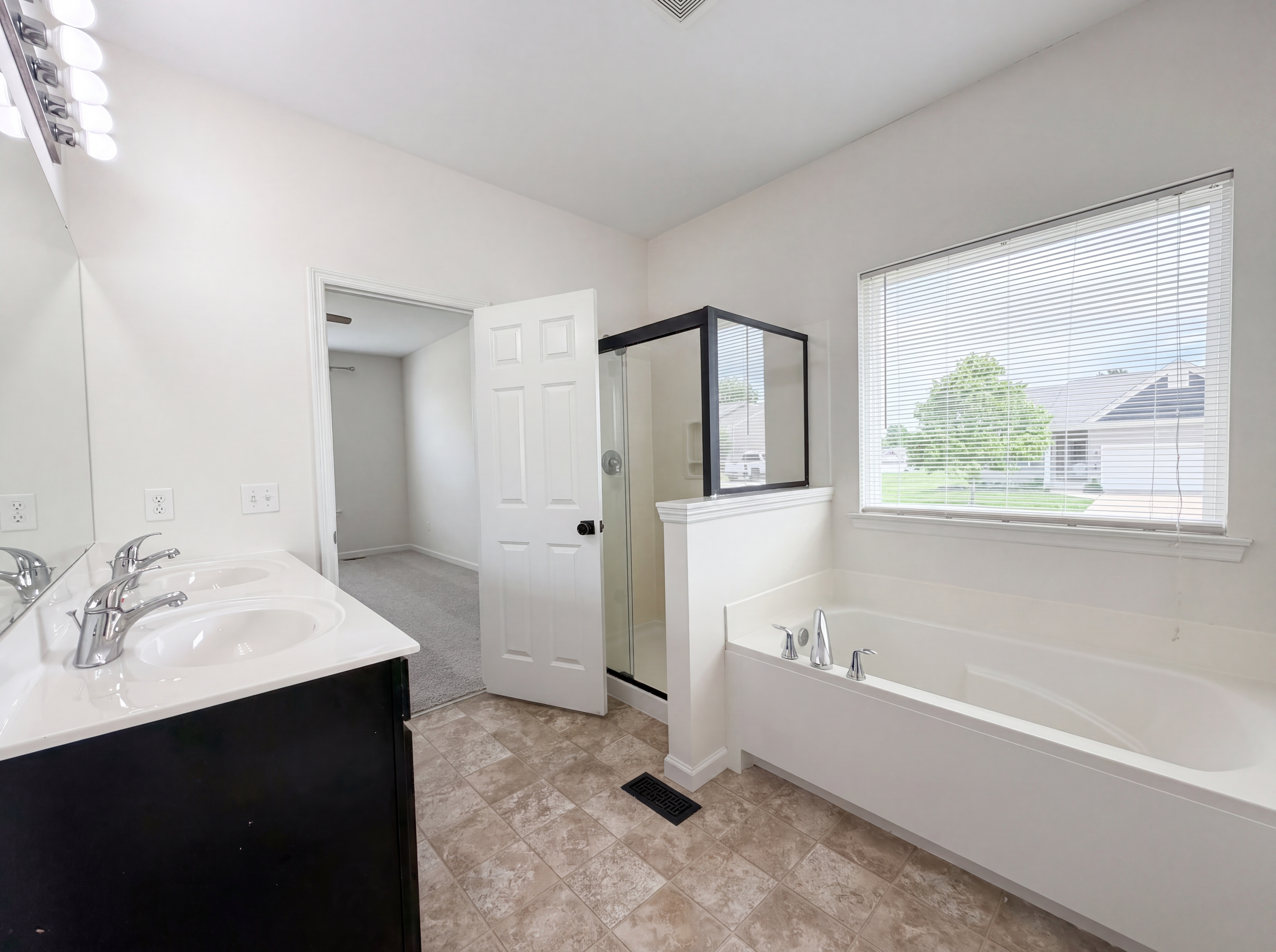 Photo 6 of 22 of 1034 Sweet River Dr, Saint Paul, MO
