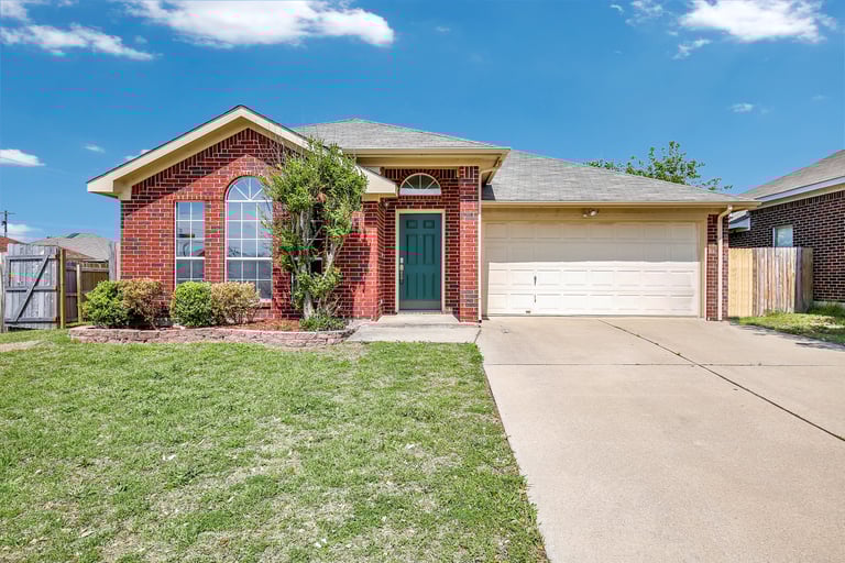 Photo 1 of 28 - 709 Stone Mesa Ct, Arlington, TX 76001