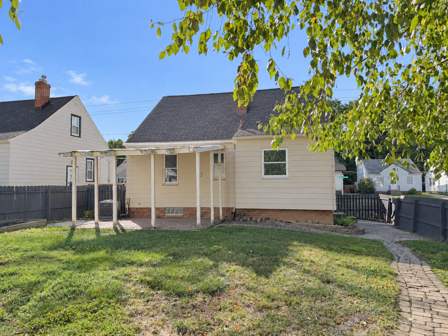 Photo 5 of 25 of 6437 Westminster Dr, Cleveland, OH