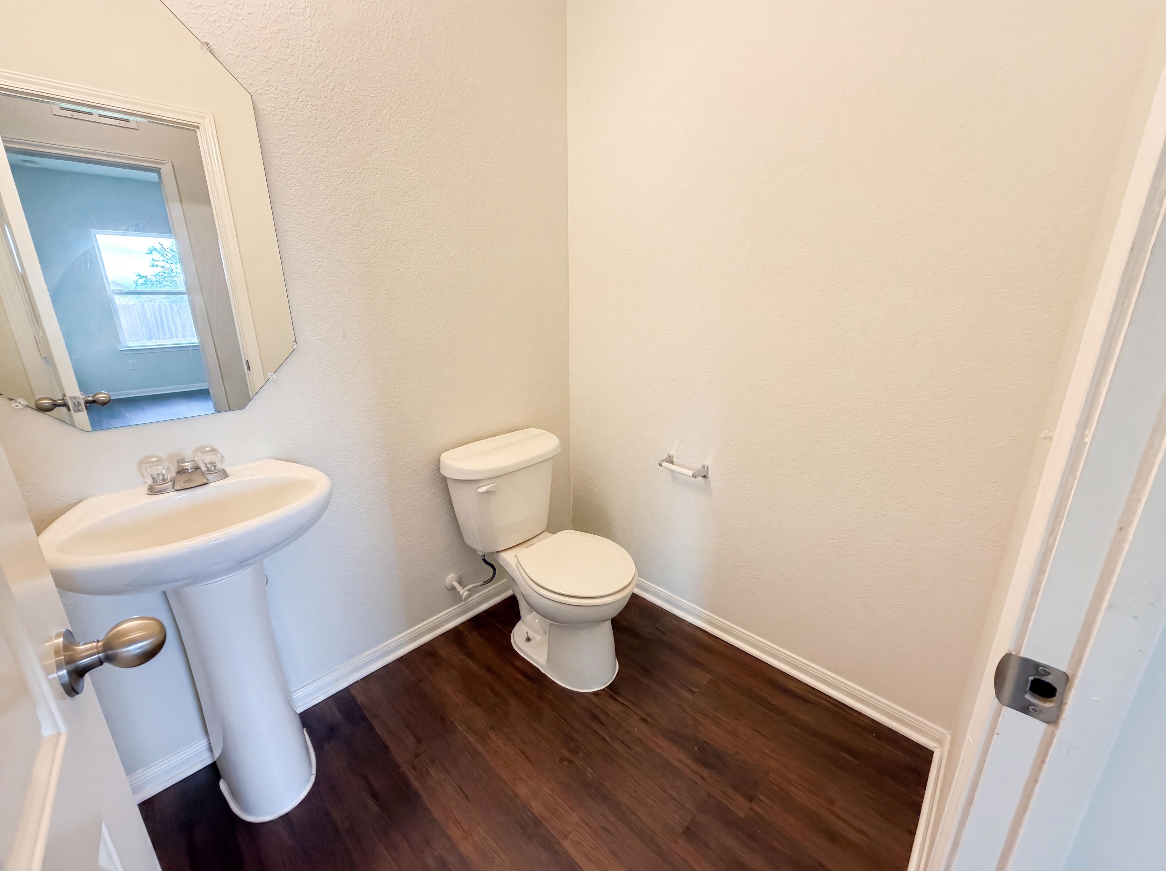 Photo 17 of 23 of 706 Luna Vista Dr, Hutto, TX
