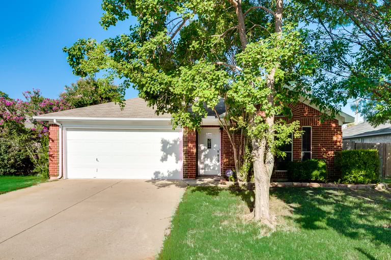 Photo 1 of 25 - 7502 Yorkmeadow Dr, Arlington, TX 76001