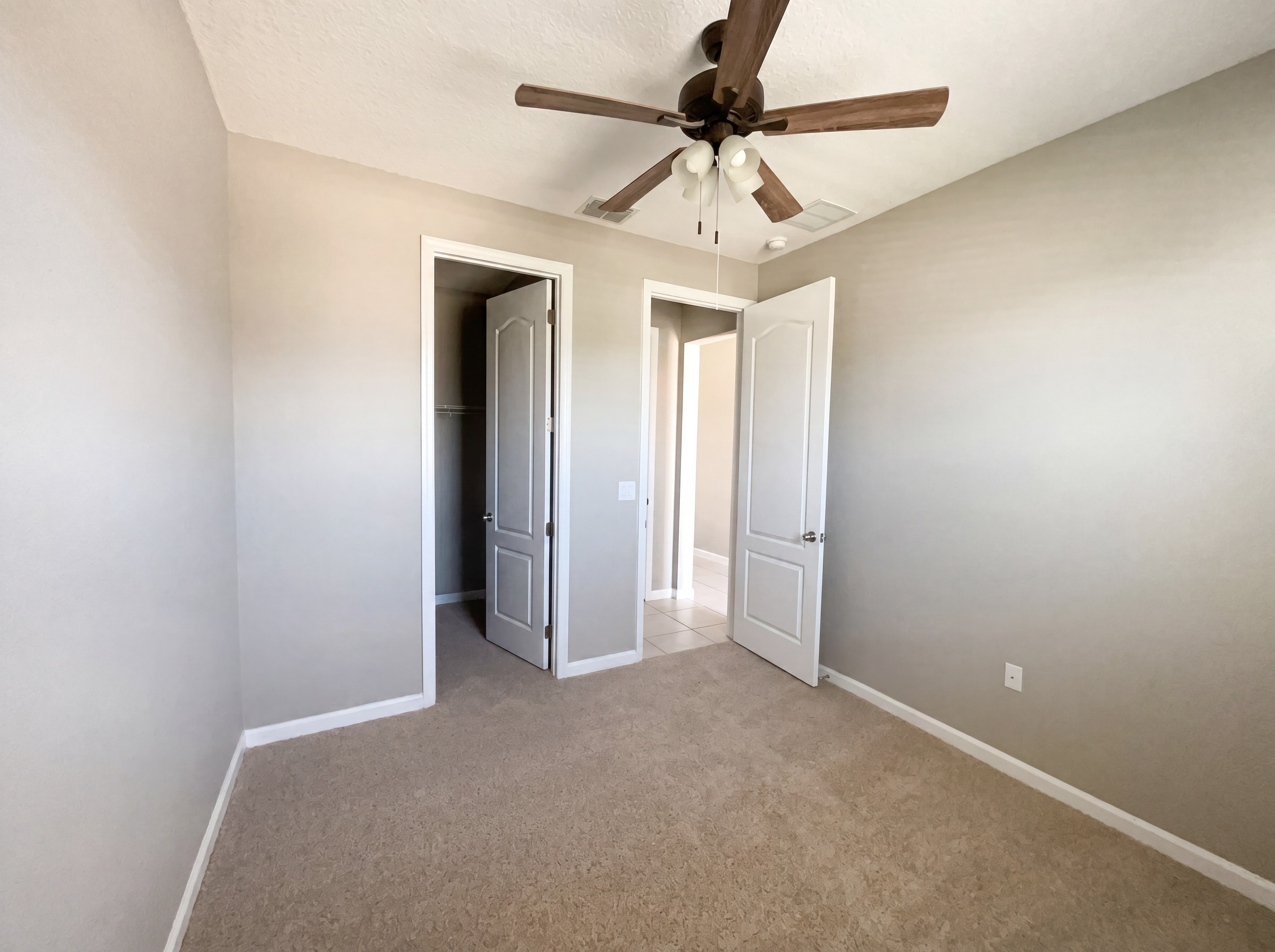 Photo 9 of 29 of 2526 W End Dr, Saint Cloud, FL
