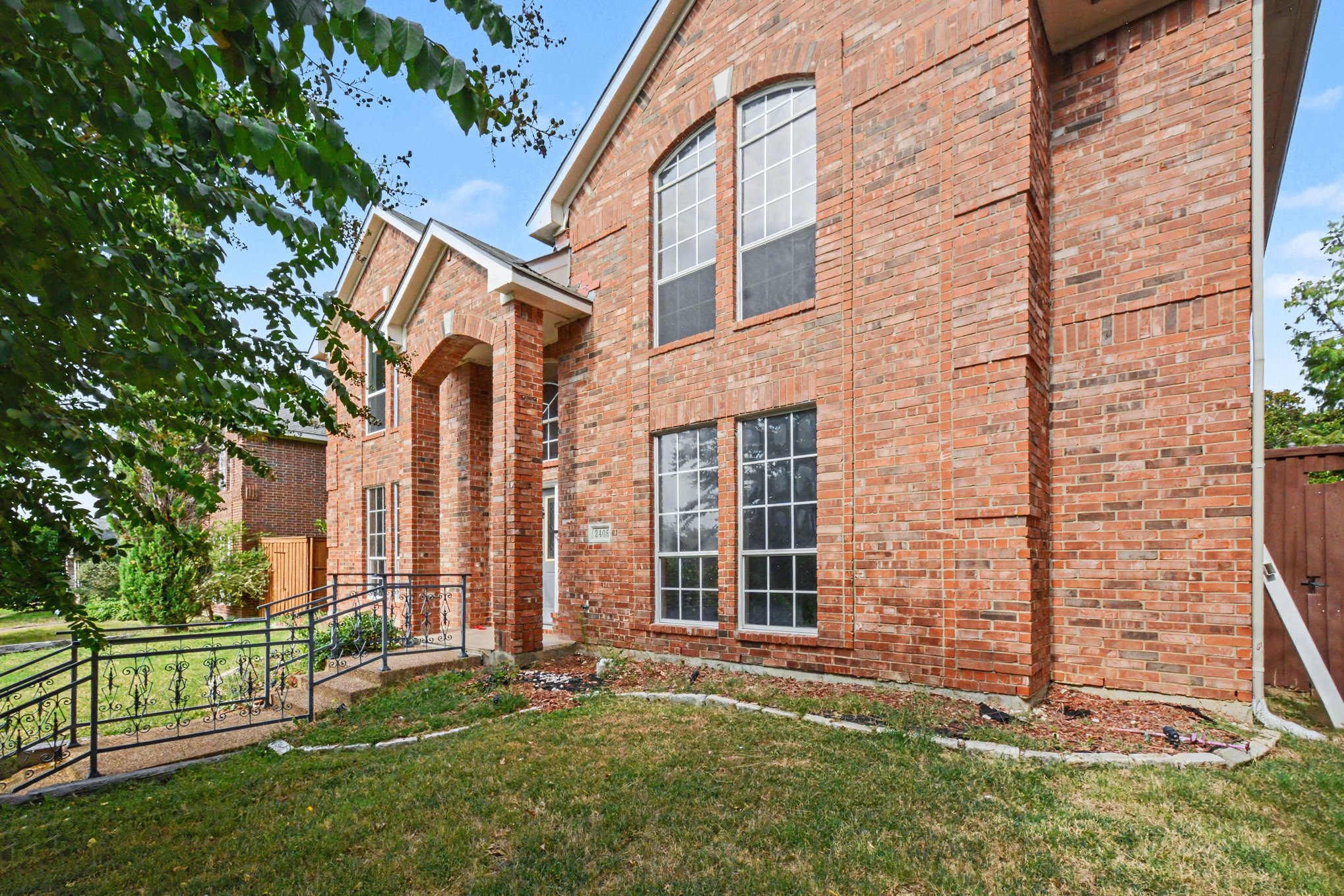 Photo 26 of 50 of 2406 Manchester Dr, Carrollton, TX